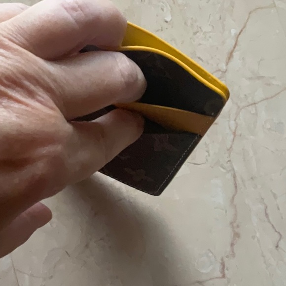 🔥LOUISE VUTTON🔥 MINION CARD HOLDER - Picture 4 of 4